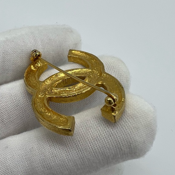 Authentic Chanel vintage gold CC Brooch - Picture 17 of 17
